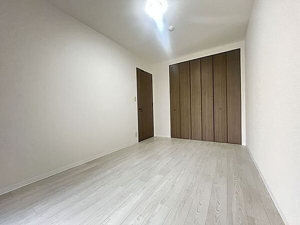 各居室にはクローゼットがあり、お洋服が整理できてお部屋が広く使えます♪