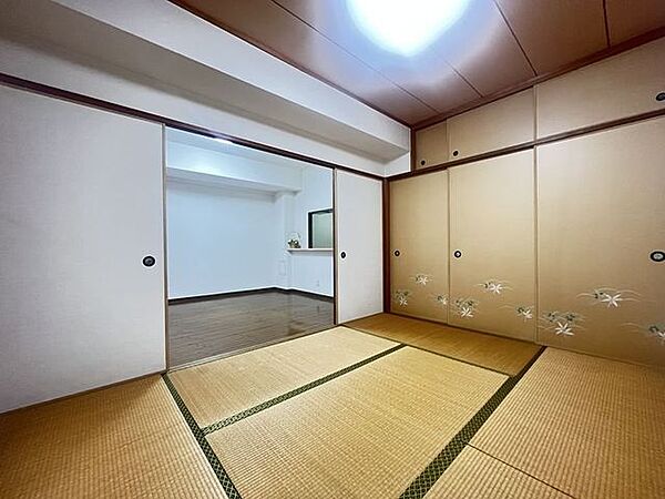 6帖の和室にはたくさん収納できる押入れ付きなので、お部屋が片付き広く使えます♪