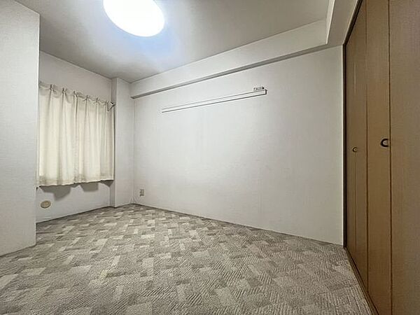 約5.3帖の洋室です♪室内とても丁寧にお使いですので、是非一度ご覧ください♪