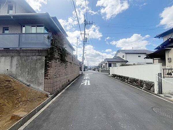 前道の幅員は約5.5ｍあります♪駐車が苦手な方でも大丈夫です♪