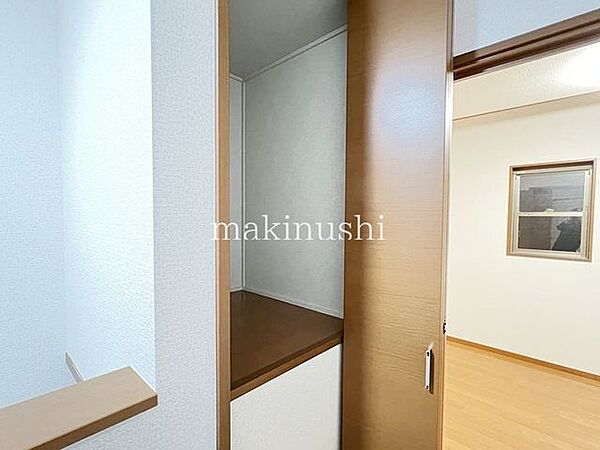 階段を上がったところにも収納スペースがあります♪収納はいくつあってもいいですね♪