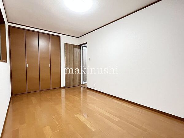 2階各居室にはクローゼットがあり、お洋服が整理できてお部屋が広く使えます♪
