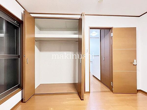 2階各居室にはクローゼットがあり、お洋服が整理できてお部屋が広く使えます♪