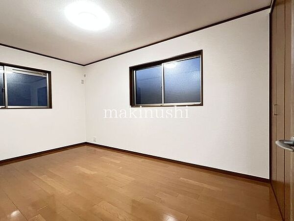 2面採光によりたっぷりの陽光を取り込む明るいお部屋♪