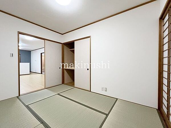 リビング横のお部屋は、お子様のお昼寝や来客スペースにピッタリ♪