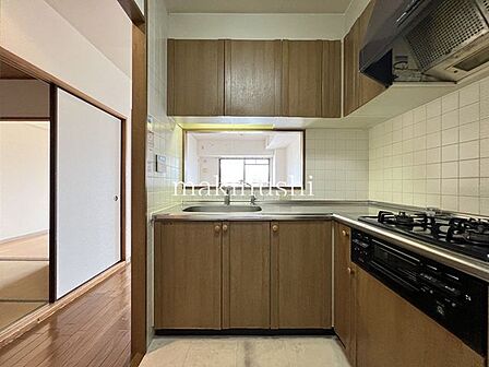 料理をしながらでもお子さまやご家族と会話が楽しめる対面キッチン♪