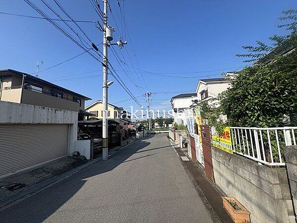 前道は幅員が約5ｍありますので、駐車が苦手な方でも大丈夫♪