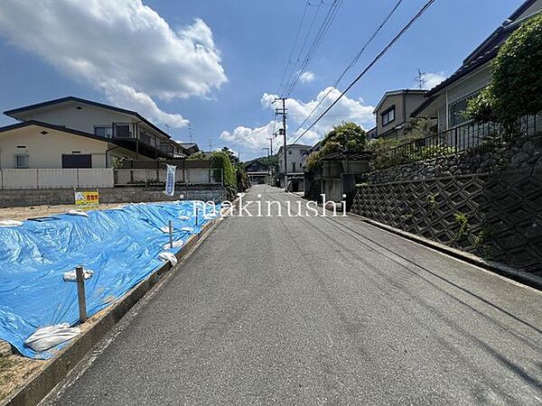 前道は幅員が約6.1ｍありますので、駐車が苦手な方でも安心です♪