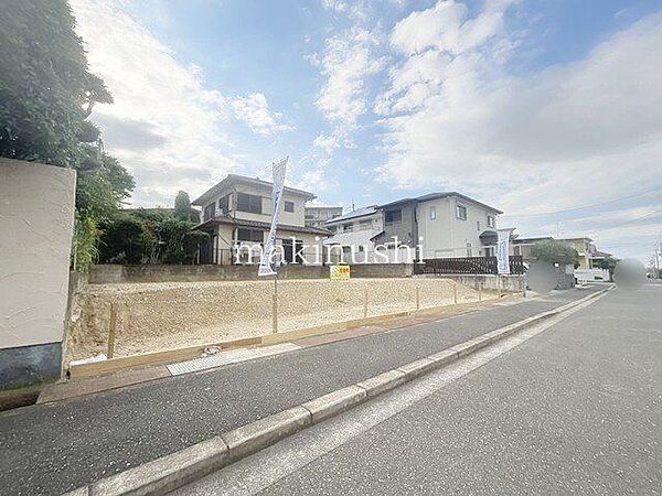 土地58.78坪♪前道は幅員が約8.3ｍ♪建築条件はありません♪お好きなハウスメーカー・工務店にて建築可能です♪