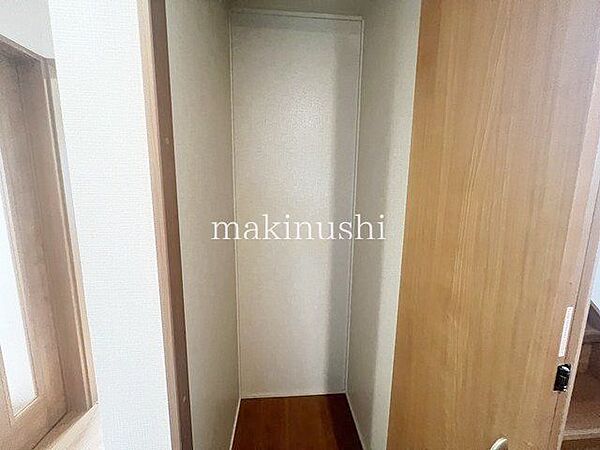 階段横にも収納スペースがあります♪広々した空間は日常のものから趣味の道具まで様々なものを収納できます♪