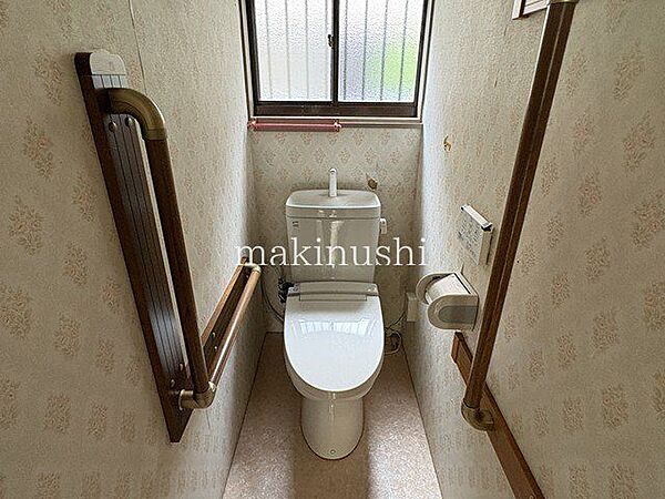 トイレは温水洗浄機能付き♪手すりがついているのでお子様やお年寄りにも安心です♪