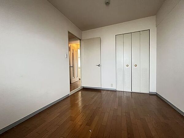 各居室にはクローゼットがあり、お洋服が整理できてお部屋が広く使えます♪