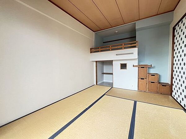 リビング横のお部屋は、お子様のお昼寝や来客スペースにピッタリ♪