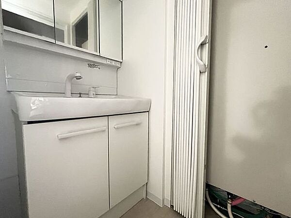 洗面化粧台も新調しました♪水が飛び散りにくい、シャワー付き洗面台で快適な暮らしを♪