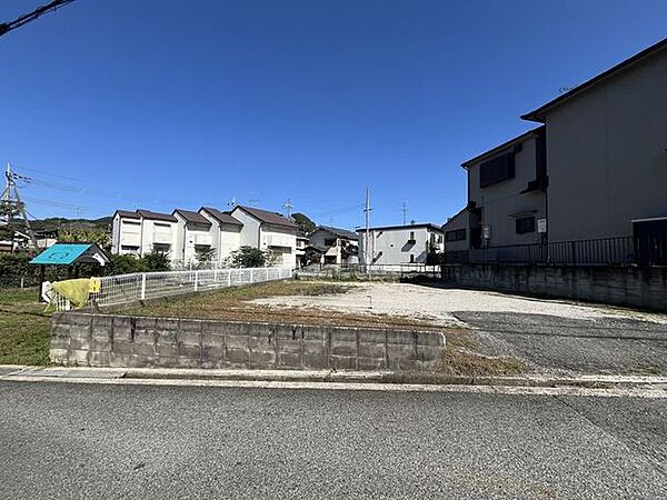 前道は幅員が約4ｍ♪車通りの少ない閑静な住宅地は小さなお子様がいるご家族にも安心ですね♪