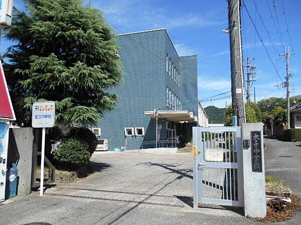 太子町立中学校 徒歩25分。 1990m