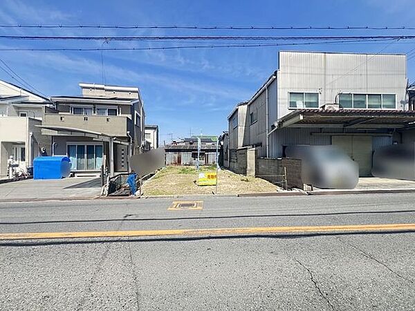 前道は幅員が約6.8ｍあります♪道路との高低差はほとんどありません♪車の出し入れもスムーズ♪
