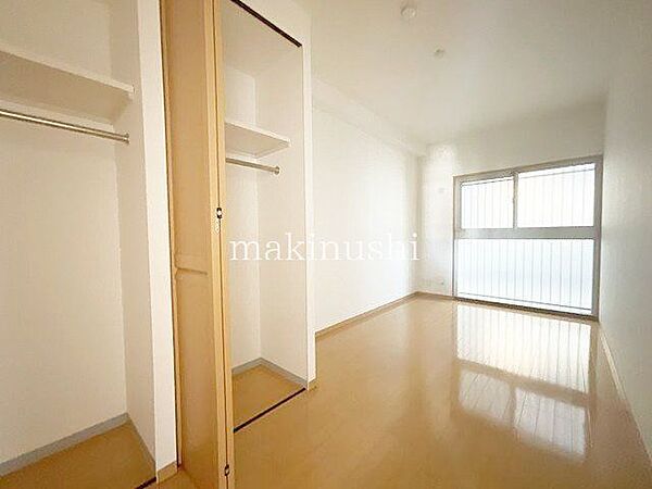 約6.8帖の洋室です♪クローゼットがあり、お洋服が整理できてお部屋が広く使えます♪