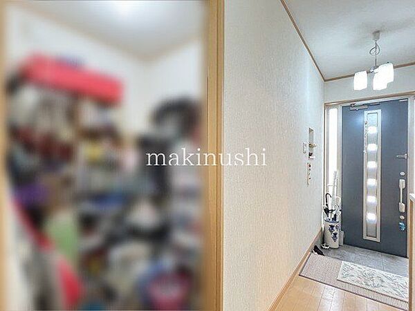 玄関奥にもウォークインクローゼットが♪広々した空間は日常のものから趣味の道具まで様々なものを収納できます♪