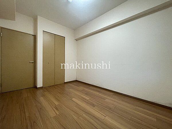 約6帖の洋室です♪クローゼットがあり、お洋服が整理できてお部屋が広く使えます♪