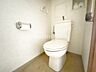 トイレ：手洗い付きタンクやタオル掛けに加え、壁面にはトイレットペーパーなどをすっきり収納できるニッチ棚を備えています♪