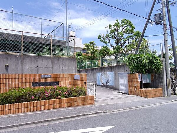 橋本市立紀見小学校 徒歩20分。 1560m
