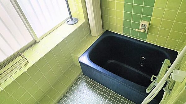■浴室■窓付きのバスルームは、採光もあり明るく気持ちの良い空間です。窓があることで、換気環境も良好。掃除もスムーズに出来ます。■