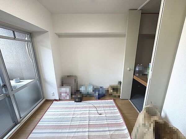 ■洋室　4帖■充分な広さの収納を備え、採光良好な洋室は、快適空間。プライベートの時間もゆったりお寛ぎ頂けそうです。■