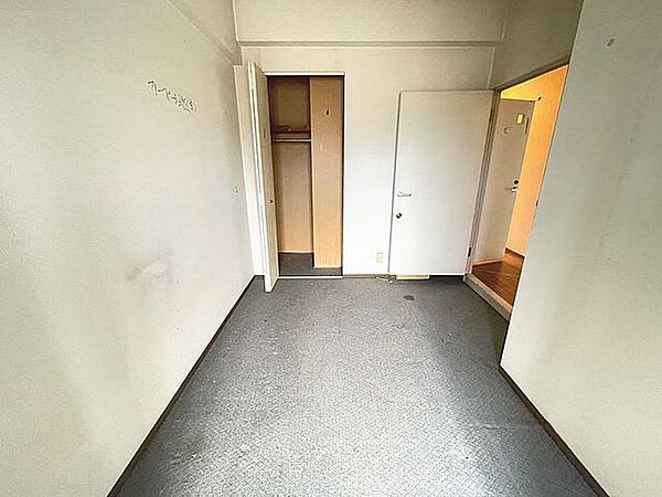 ■洋室　4．9帖■玄関入って左手側の洋室です。各居室に収納スペースを設けているので、室内もすっきり保てそうです。■