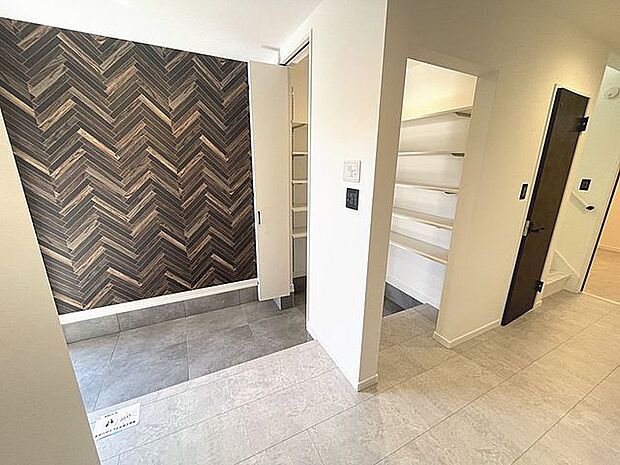 ■シューズインクロゼット付き玄関■シーズンオフの履物やゴルフバッグ、傘などが効率よく収納でき、いつでもすっきりお客様をお迎えできます。■