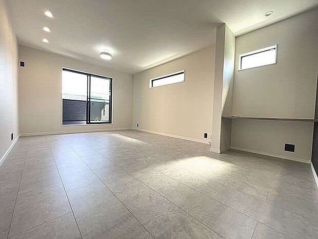 ■2階リビング■陽当たりを良くし、人目も気にならずプライバシーを確保することが出来る2階リビング。約17帖のゆとりある広さを確保■