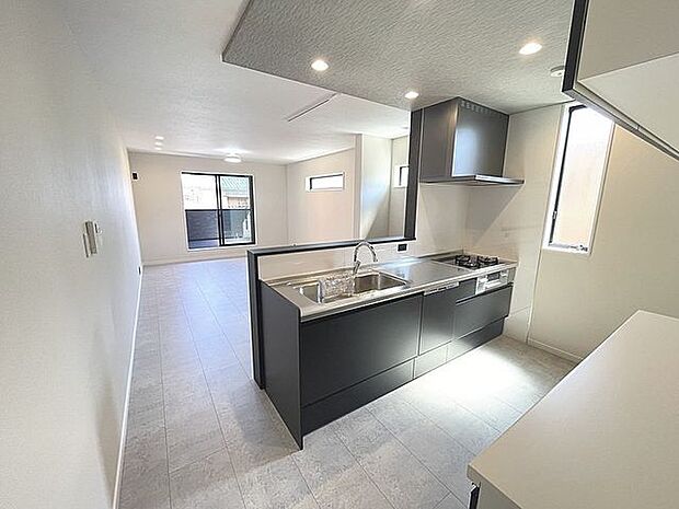 ■キッチン■大容量の収納スペースは取り出しやすくしまいやすいスライドタイプ、大きな鍋などもラクに取り出せます。■