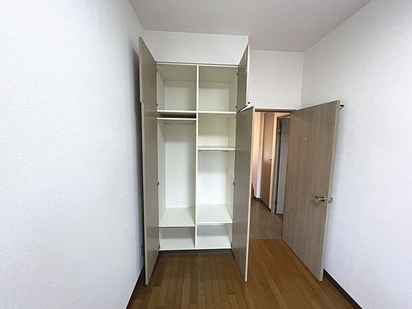 ■洋室収納■全居室に収納を完備しておりますので、いつでもお部屋をすっきりとお使い頂けそうです。■