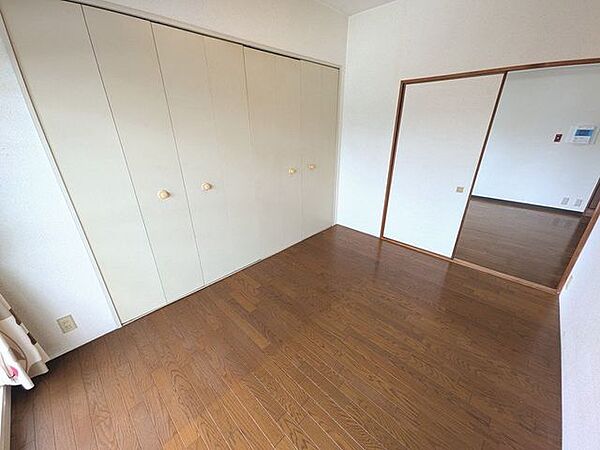 ■2階洋室6帖■大きなクローゼットのある洋室。ご夫婦の主寝室としてもお使い頂けます。■
