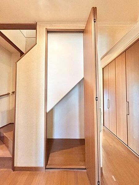 1階階段下収納スペース