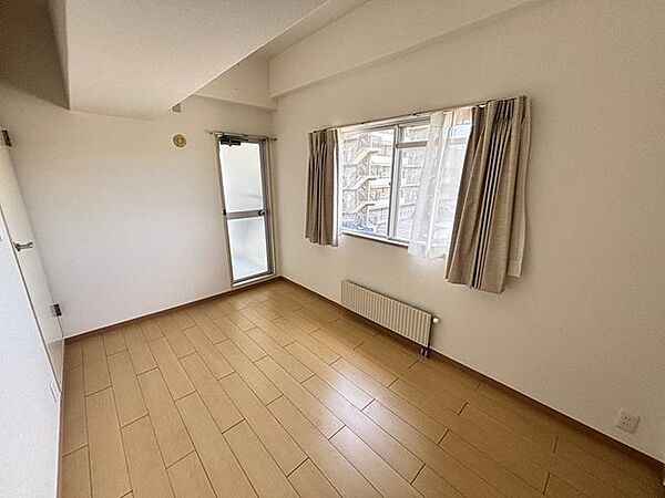 ■洋室5．3帖■お子様のお部屋として、または在宅ワーク用のお部屋としてお使いいただける洋室5．3帖■
