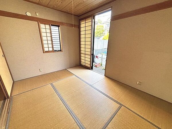 ■1階和室6帖■来客があった際は、他のお部屋を通らずに玄関から直接案内できる和室がございます。■