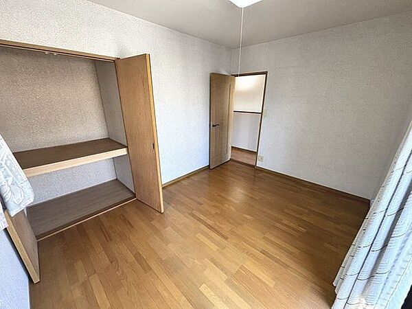 ■2階洋室6帖■各居室や廊下など、室内各所に収納スペースが充実した住まい。■