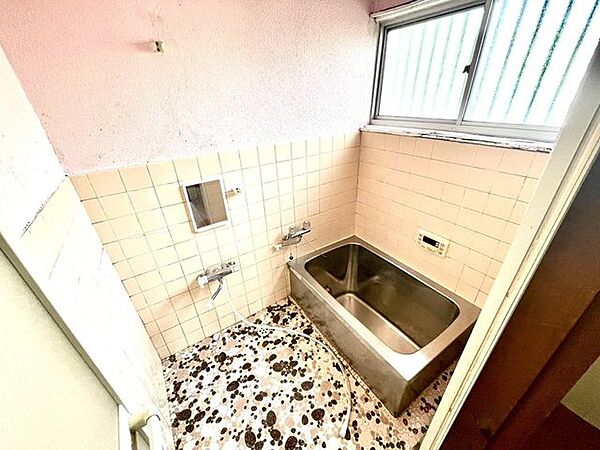 ■窓付きで換気がしやすく、ステンレス浴槽は丈夫で清潔感があります。お好みに合わせてリフォームもご検討いただけます。■