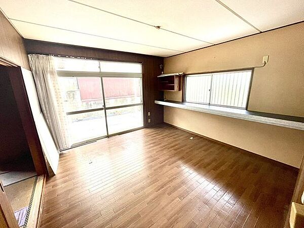 ■1階洋室■南向きの大きな窓から日差しが差し込む明るい洋室。ゆっくりとくつろいでいただける空間となっております。■
