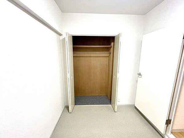 ■洋室収納■全居室に収納を完備しておりますので、いつでもお部屋をすっきりとお使い頂けそうです。■