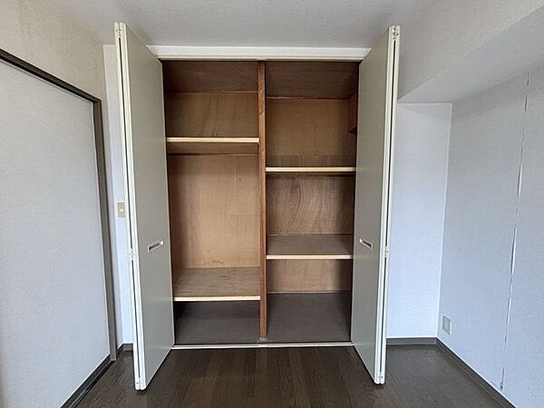 ■洋室収納■全居室に収納を完備しておりますので、散らかりがちなお洋服や小物などを片付けて、いつでもお部屋をすっきりとお使い頂けそうです。■