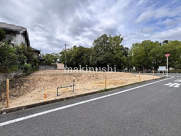 ■現地土地写真■土地111．84坪■更地■北東・南の角地■建築条件ございません■小学校まで約450ｍ(徒歩約6分)■お好きなハウスメーカーや工務店で建築していただけます■