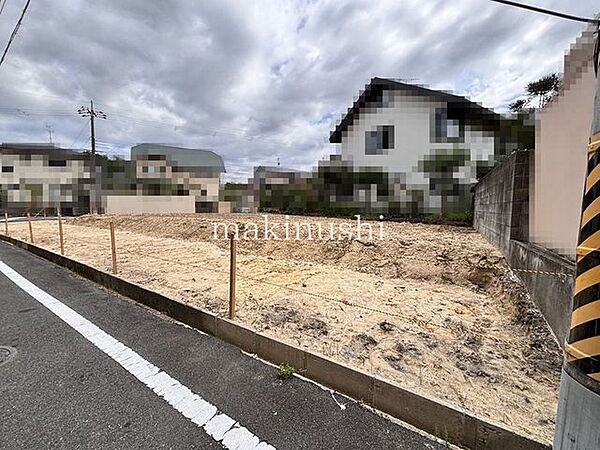 ■現地土地写真■土地111．84坪■更地■北東・南の角地■建築条件ございません■小学校まで約450ｍ(徒歩約6分)■お好きなハウスメーカーや工務店で建築していただけます■