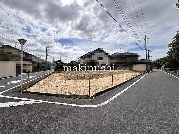 ■現地土地写真■土地111．84坪■更地■北東・南の角地■建築条件ございません■小学校まで約450ｍ(徒歩約6分)■お好きなハウスメーカーや工務店で建築していただけます■