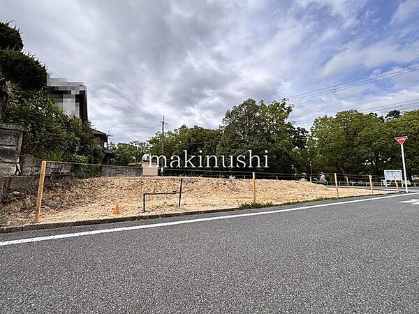 ■現地土地写真■土地111．84坪■更地■北東・南の角地■建築条件ございません■小学校まで約450ｍ(徒歩約6分)■お好きなハウスメーカーや工務店で建築していただけます■