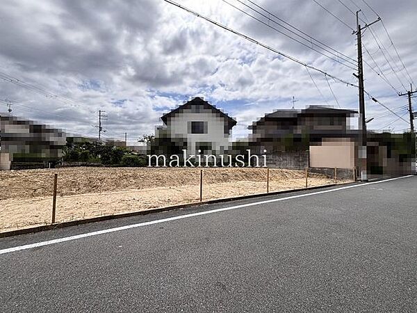 ■現地土地写真■土地111．84坪■更地■北東・南の角地■建築条件ございません■小学校まで約450ｍ(徒歩約6分)■お好きなハウスメーカーや工務店で建築していただけます■