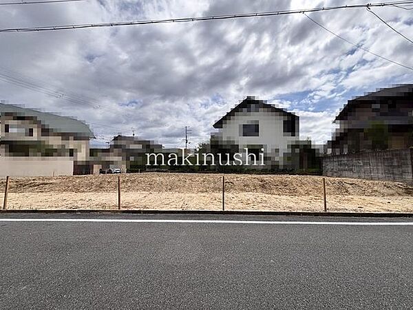 ■現地土地写真■土地111．84坪■更地■北東・南の角地■建築条件ございません■小学校まで約450ｍ(徒歩約6分)■お好きなハウスメーカーや工務店で建築していただけます■