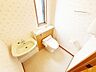 トイレ：■温水洗浄機能付きトイレ■1、2階共に窓付きのトイレスペース。採光もあり明るく、快適空間となっております。朝の混雑時に家族が分散して使用して頂けそうです。■