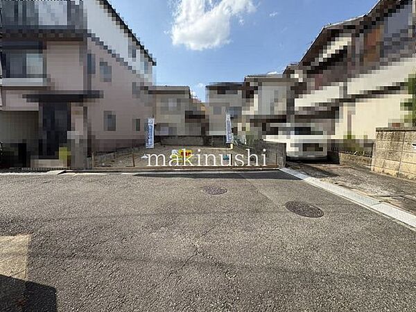 ■前面道路を含む外観■南側接道■前面道路との高低差はほぼございません■更地■建築条件無し■小学校まで約400ｍ（徒歩約5分）■